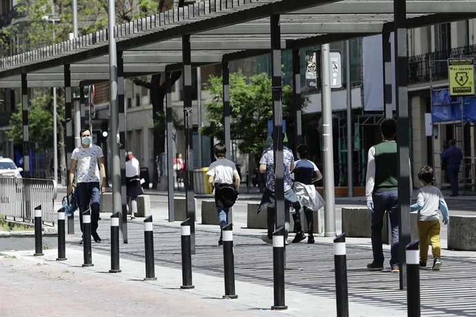 Transeúntes disfrutan de una mañana en el centro de la capital en la celebración de un más que atípico 2 de mayo, durante el primer día en que los españoles pueden salir de casa a pasear y hacer ejercicio al aire libre, pero solo en determinadas franjas