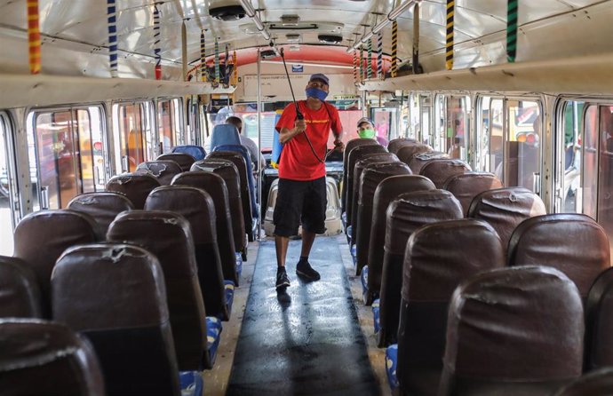 Desinfección de un autobús en Nicaragua durante la pandemia de coronavirus