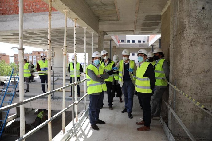 El alcalde de Madrid, José Luis Martínez-Almeida, visita una promoción de la EMVS