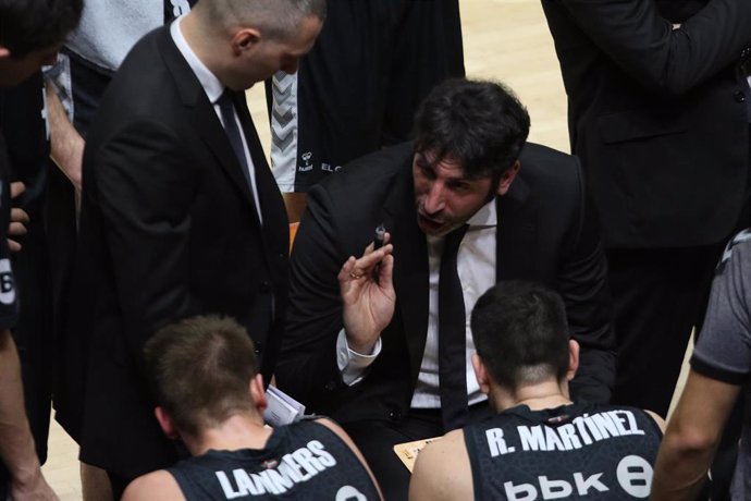 Alex Mumbru, entrenador del Bilbao Basket, durante un tiempo muerto