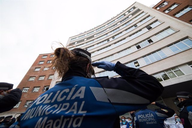 La Policía Municipal de Madrid se une a los sanitarios del Hospital Fundación Jiménez Díaz en apoyo a los profesionales fallecidos por coronavirus y sus familias en un minuto de silencio durante a Pandemia Covid-19.