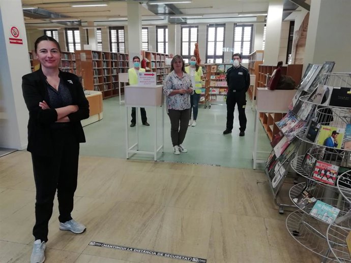 Personal de la biblioteca de Can Sales.