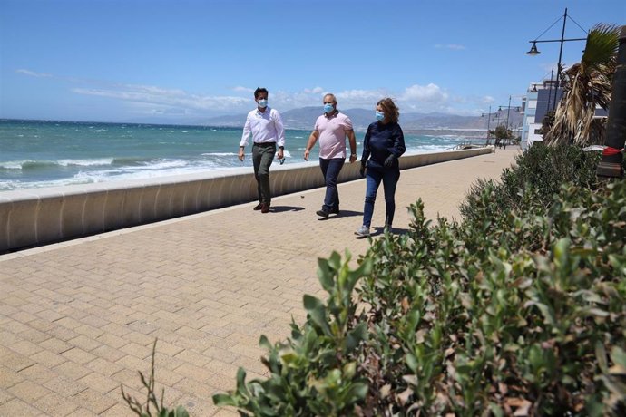 El alcalde de El Ejido visita para del litoral degradado por los temporales