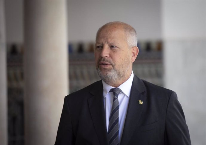 El consejero de Educación y Deporte, Javier Imbroda, a su llegada a la sesión plenaria. En el Parlamento de Andalucía, Sevilla (Andalucía, España), 06 de mayo de 2020.