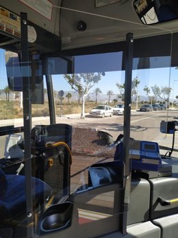 Uno de los autobuses de Surbus con mámparas