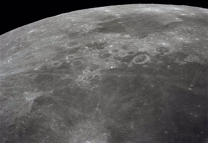 Más pruebas de que meteoritos gigantes formaron en parte la corteza lunar