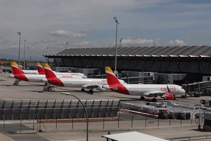 Varios aviones de Iberia aparcados en el Aeropuerto de Madrid-Barajas Adolfo Suárez durante el estado de alarma
