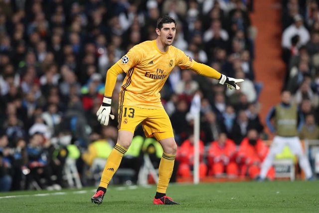 Thibaut Courtois da órdenes durante un partido del Real Madrid