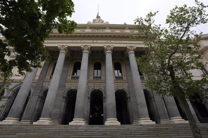 Fachada del edificio de la Bolsa de Madrid.