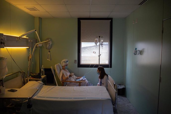 Una paciente del Hospital Vall d'Hebrón. En Barcelona, Cataluña, (España), a 23 de abril de 2020.