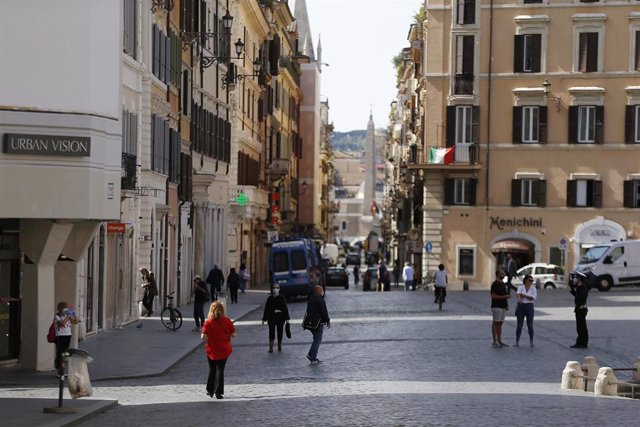 Personas paseando en Roma