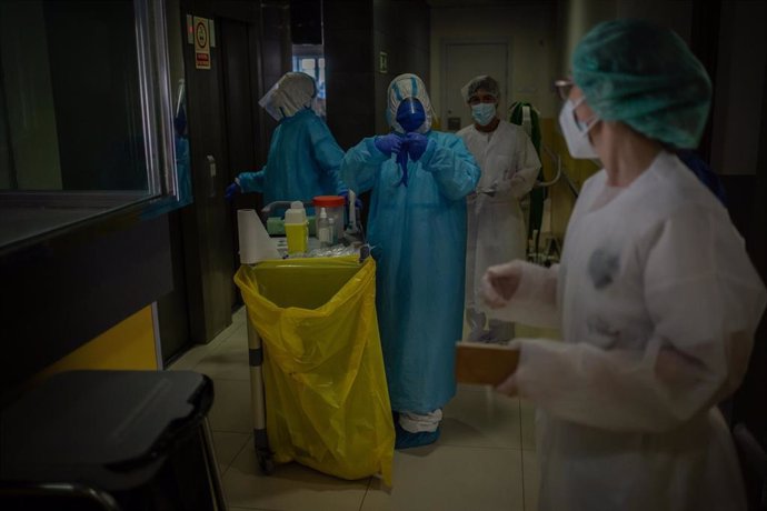 Voluntarios de la ONG Proactiva Open Arms preparan en un pasillo el material para realizar test rápidos de Covid-19 a los residentes de la Residencia Geriátrica Redós de Sant Pere de Ribes/Barcelona/Catalunya (España) a 30 de abril de 2020.