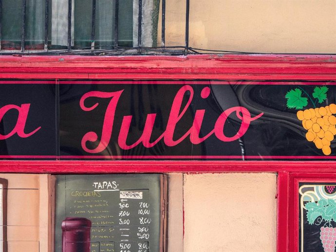 Rótulo del restaurante Casa Julio, en el marco de una iniciativa de Alhambra, Mahou, San Miguel y Solan de Cabras #SOMOSFAMILIA para apoyar a los hosteleros