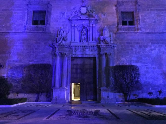 La UGR se ilumina de azul por el Día Internacional de la Enfermería