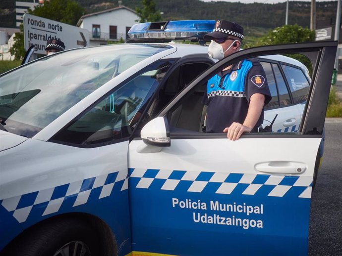 Policia Municipal de Pamplona realiza vigilancia desde el vehículo policial durante un control de movilidad realizado en Pamplona, Navarra, España, a 8 de mayo de 2020.