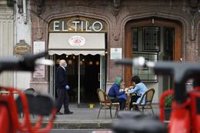 Patrullas de la Policía Municipal de Bilbao controlan que no se den aglomeraciones en terrazas de Ledesma y Casco Viejo