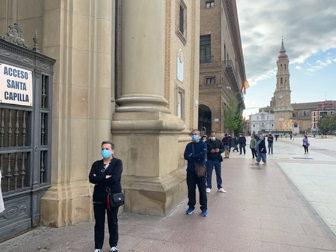 Fila para acceder a la Basílica del Pilar de Zaragoza en su primer día de reapertura tras 57 días cerrada por el confinamiento.