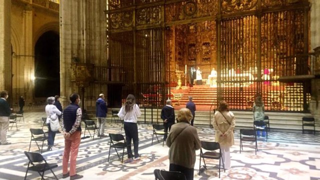 Fieles acuden a misa en la Catedral de Sevilla, el primer día en el que pasa a la Fase 1, en la que se vuelve a permitir el culto con fieles, manteniendo la distancia de seguridad