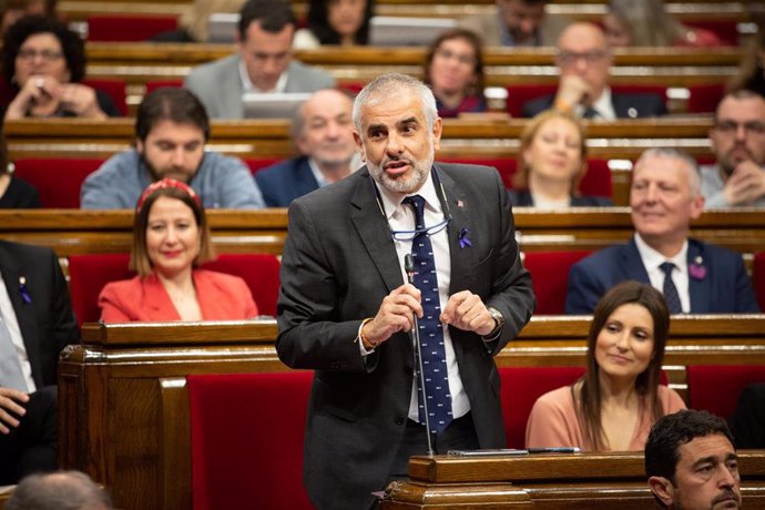 El presidente de Cs en el Parlament, Carlos Carrizosa interviene desde su escaño durante una sesión plenaria en el Parlament.