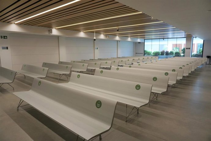 Sala de ceremonias del tanatorio 'Sancho de Ávila' de Mémora en Barcelona, con los bancos marcados para mantener distancia de seguridad por el coronavirus