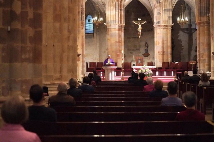 Primera misa funeral en la Catedral de Santiago desde el inicio del estado de alarma, en Bilbao (Euskadi/España) a 11 de mayo de 2020.