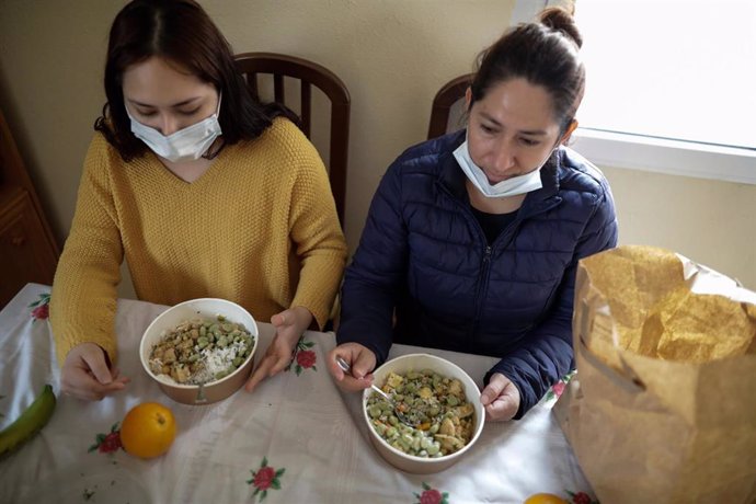 Dos mujeres durante la comida en su casa del barrio madrileño de Carabanchel 