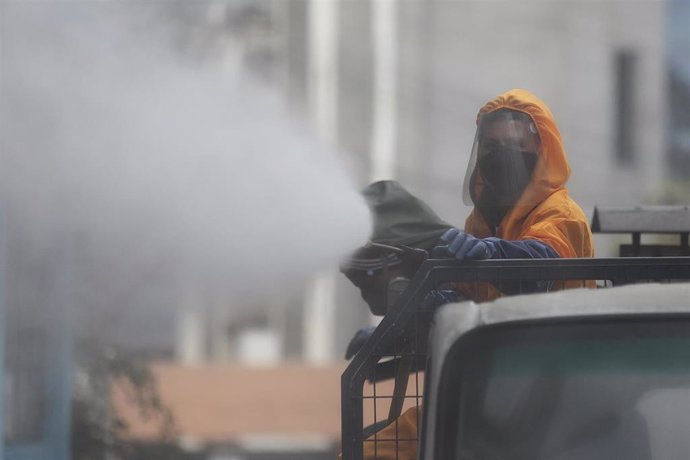 Trabajos de desinfección en Quito, Ecuador