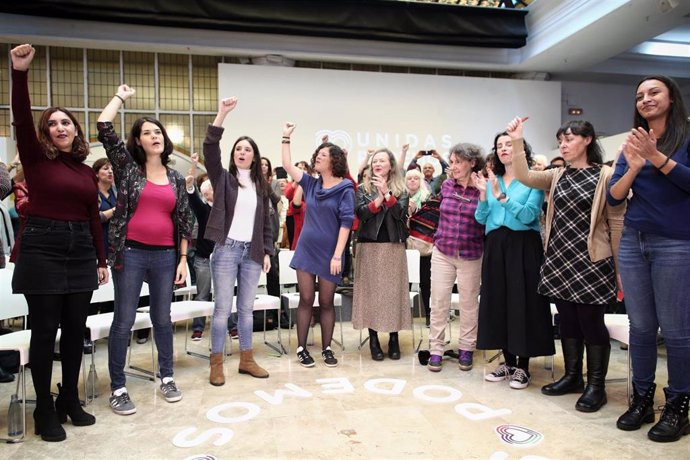 La hasta ahora dirigente de Podemos en la Comunidad de Madrid, Dina Bousselham; junto a otras dirigentes del partido como la 'número dos' y ministra de Igualdad, Irene Montero, o la portavoz en la Comunidad, Isa Serra