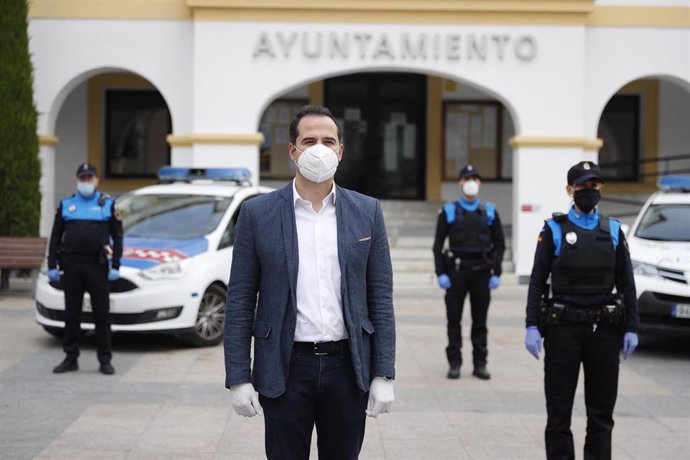 Minuto de silencio por los fallecidos durante la pandemia de Covid-19 en el Ayuntamiento de San Sebastián de los Reyes en el que ha participado el vicepresidente de la Comunidad de Madrid, Ignacio Aguado.