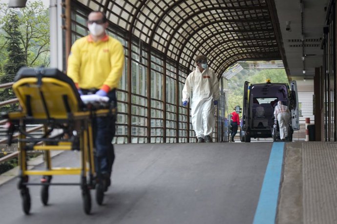 Treballadors sanitaris en l'entrada d'Urgncies de l'Hospital Trueta de Girona durant el confinament