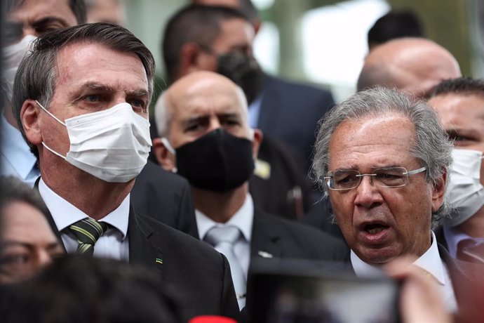 El presidente de Brasil, Jair Bolsonaro,  y el ministro de Economía, Paulo Guedes.