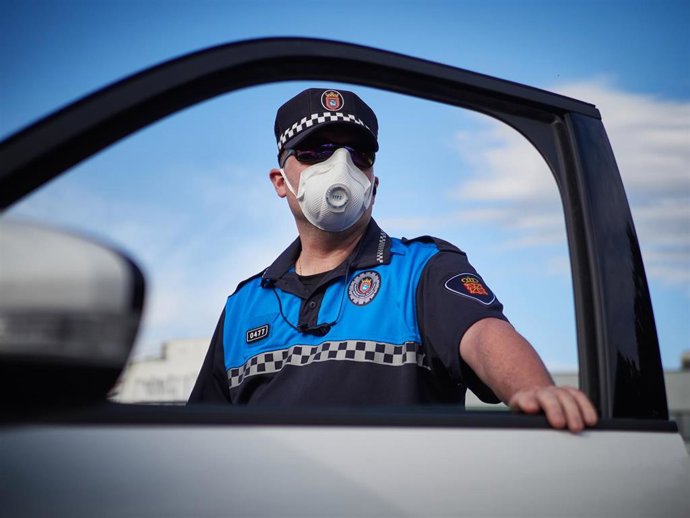 Policia Municipal de Pamplona realiza vigilancia desde el vehículo policial durante un control de movilidad realizado en Pamplona.