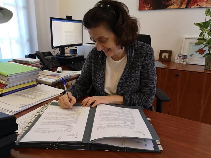 La consellera de Asuntos Sociales y Deportes, Fina Santiago, firma la resolución para permitir visitas a usuarios de residencias en las que no haya casos de COVID-19.