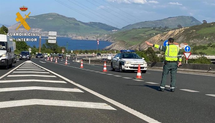 Adjunto Nota De Prensa "La Guardia Civil Detiene A Un Hombre Con Dos Órdenes De Ingreso En Prisión En Vigor"