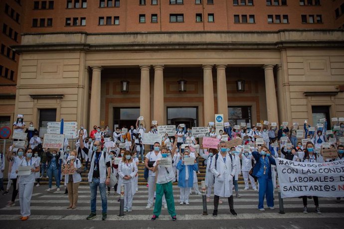 Sanitarios se concentran ante al Hospital Vall d'Hebron de Barcelona en el Día Inernacional de la Enfermería