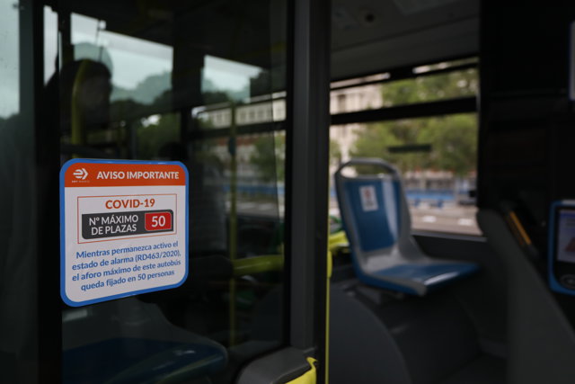 Entrada de uno de los autobuses de la Empresa Municipal de Transportes (EMT), donde se avisa del número máximo de plazas del vehículo tras reducirse el aforo del mismo 