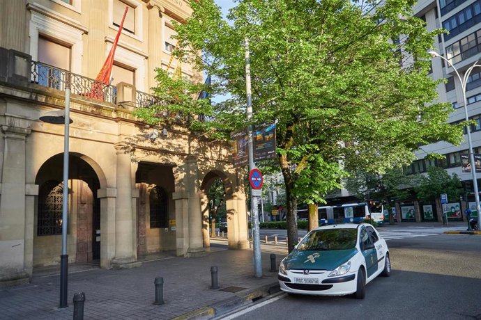 Un coche de la Guardia Civil en Pamplona un día después de que el Gobierno anunciara las medidas de desescalada por la pandemia del coronavirus, en Pamplona (Navarra) a 29 de abril de 2020.