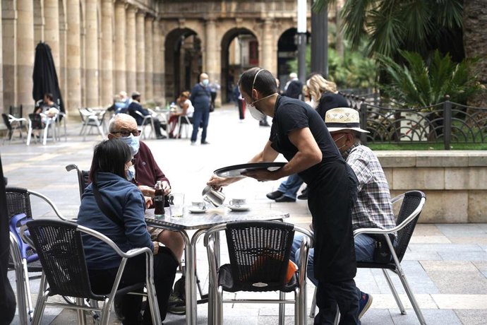 Clientes en una terraza en el centro de Bilbao en el primer día de la Fase 1 de la desescalada