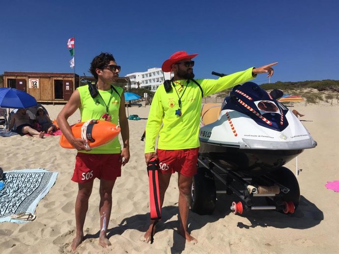 Dos socorristas en una playa de Formentera.