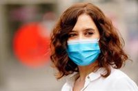 Ayuso subraya la importancia de ponerse mascarilla y alerta de que no hacerlo es como "beber y conducir"