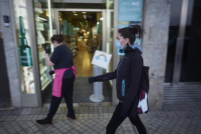 Una mujer protegida con mascarilla