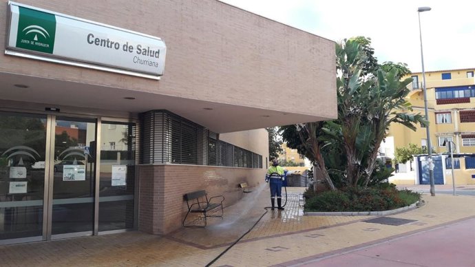 Operario de Limasa en tareas de desinfección