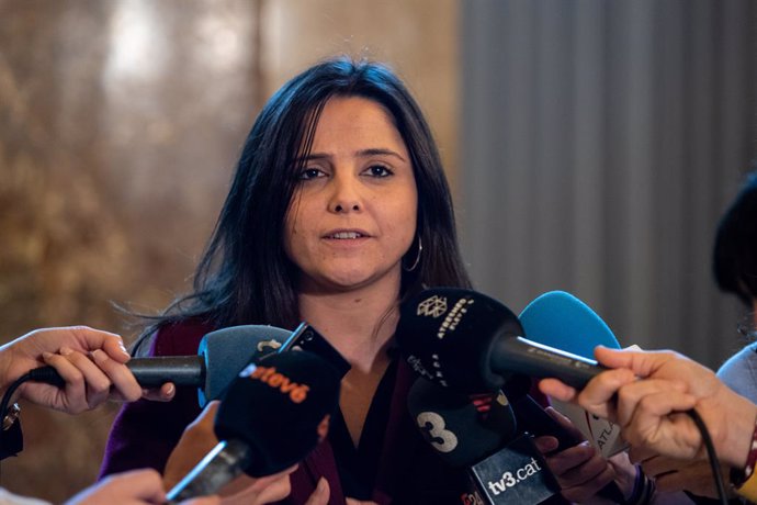 La diputada al Parlament de Catalunya per la CUP, María Sirvent ofereix declaracions als mitjans de comunicació després de la sessió plenria del Parlament de Catalunya, a Barcelona (Espanya), a 5 de febrer de 2020.