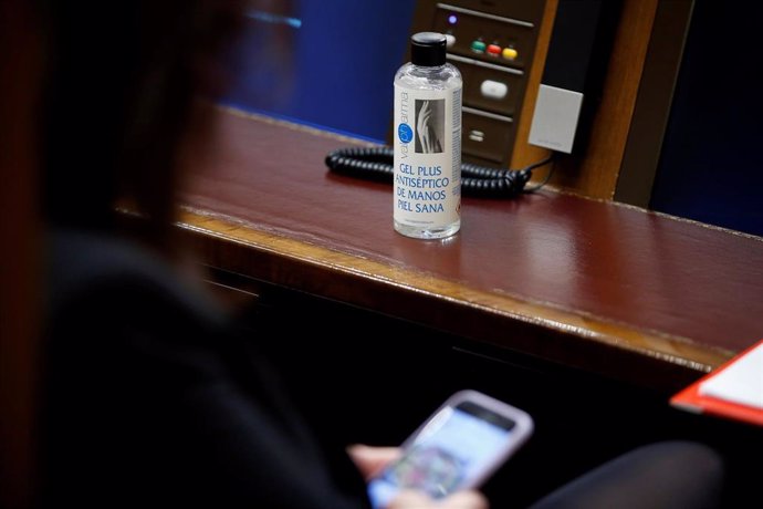 Detalle de un gel antiséptico en el escaño de un diputado durante el pleno celebrado este jueves en el Congreso para aprobar una nueva prórroga del estado de alarma por el Covid-19. En Madrid, (España), a 9 de abril de 2020.