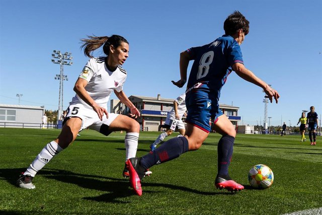 Sonia Bermúdez intenta marcharse de Thaisa en el Levante-CD Tacón de la Primera Iberrdrola 2019-2020