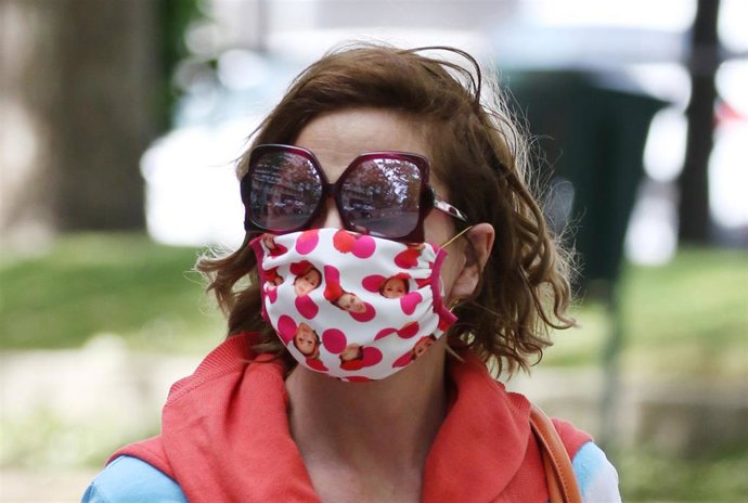 Ágatha Ruiz de la Prada se protege del coronavirus con estilo