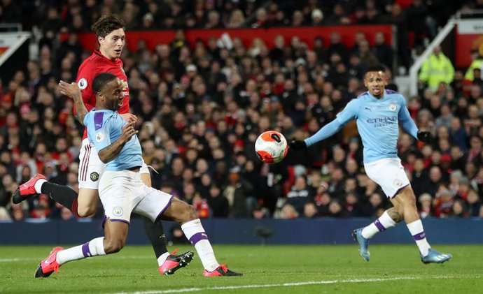 Raheem Sterling remata a puerta durante un Manchester United-Manchester City de la Premier League 2019-2020