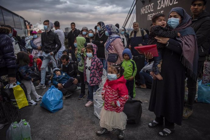 Migrantes y refugiados en el puerto del Pireo