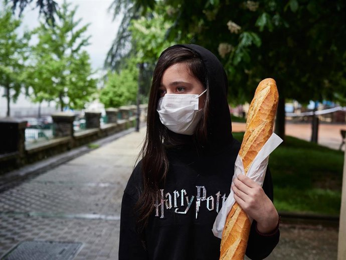 Una niña regresa a su casa después de comprar pan el segundo día en el que se permite la salida de los menores de catorce años durante el Estado de Alarma ocasionado por la Pandemia Covid-19 en Pamplona, Navarra, España, a 27 de abril de 2020.
