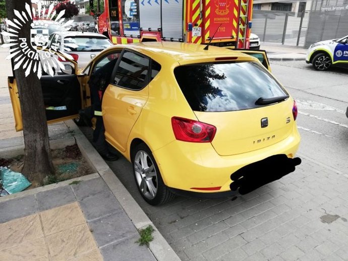 Imagen del vehículo en el que fue rescatado un bebé en Pinto que quedó dentro con las puertas cerradas.